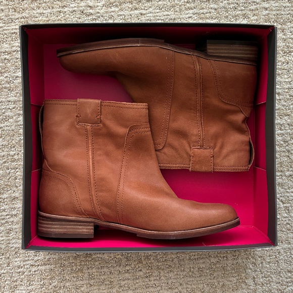 NWT Vince Camuto Ruty Leather Flat Ankle Boot Tan 9M - Picture 1 of 7